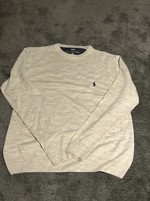 Beige tröja från Polo Ralph Lauren (Replika) - Snygg beige tröja från Polo Ralph Lauren som är Replika - Storlek M - Skick som nytt - pris 299