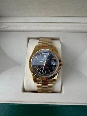 Herrklocka - Heltid ny och oanvänd klocka med automatisk rörelse. Klockan har korrekt vikt och är tillverkad i samma högkvalitativa stål. Tveka inte att höra av er vid frågor eller om ni önskar fler bilder. Endast klockan ingår i priset. Om ni är intresserade av box eller box tillsammans med certifikat, vänligen kontakta oss så kan vi diskutera ett pris.