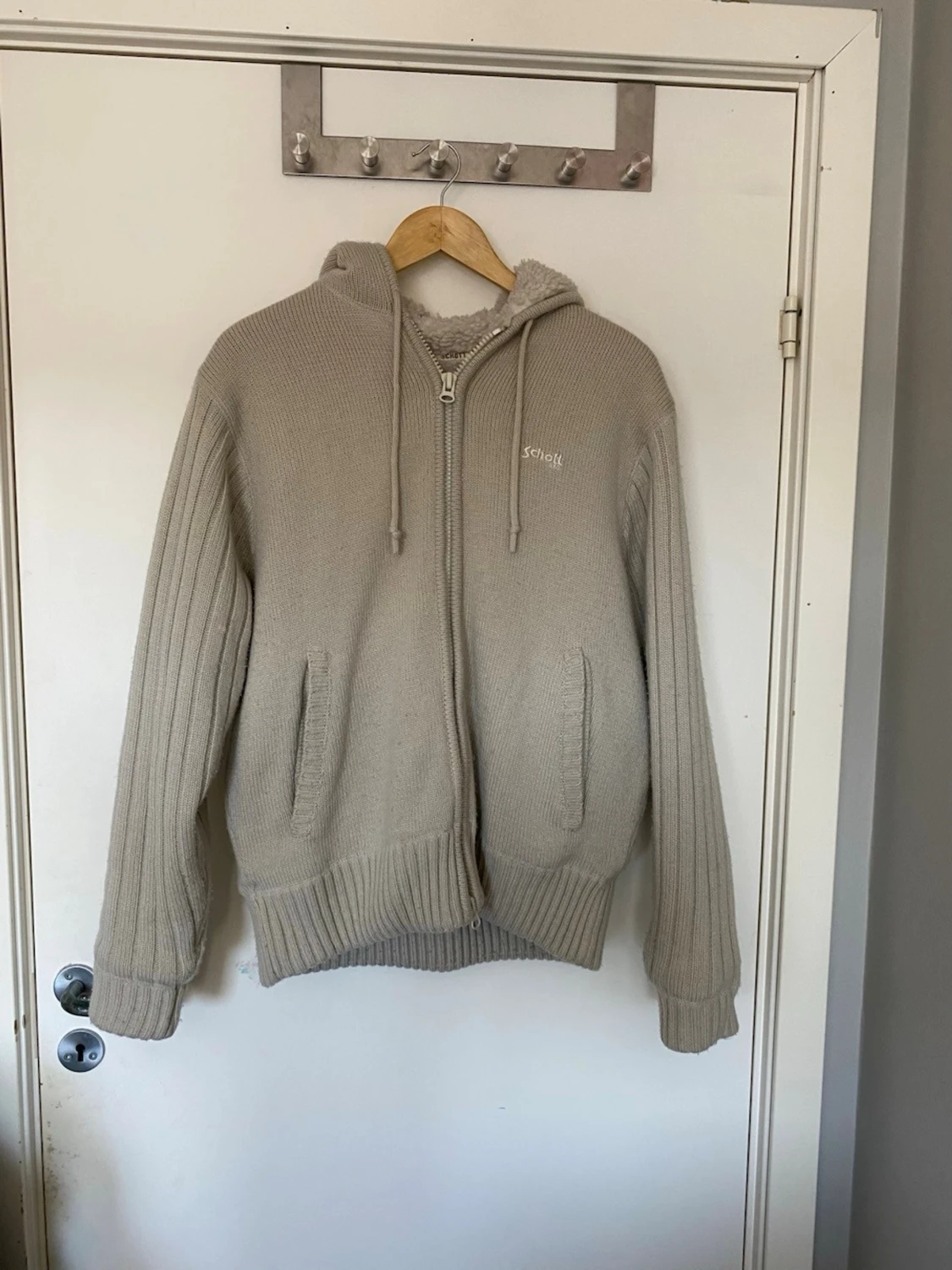 Beige stickad hoodie från SVEA