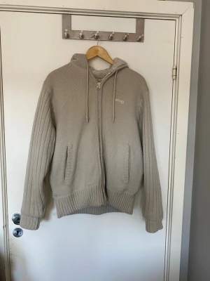 Beige stickad hoodie från SVEA - Stickad beige cardigan från Schott. Snygg och enkel att matcha med det mesta. Storlek M. Använd fåtal gånger. Pris kan diskuteras. Hör av dig vid minsta fundering eller fråga🙌👌 