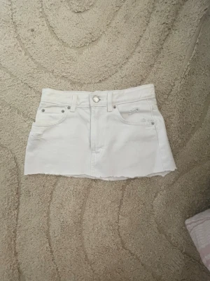 Vit jeanskjol  - Snygg vit jeanskjol från full&bear. Jag har klippt upp kjolen ca 3 cm