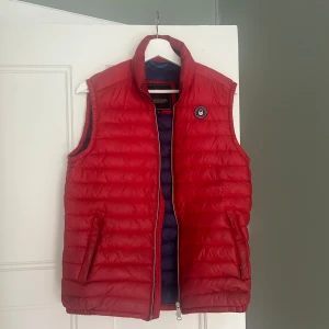 Sail racing väst - En röd sail racing väst av bra kvalitet. Säljer då den blivit för liten. Den är från kill avdelningen men går även bra till tjej. Storlek S. Inga skador på västen. Står ej för frakten