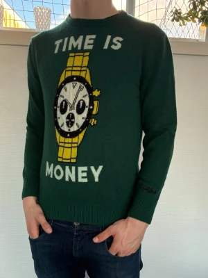 MC2 Saint Barth tröja - Sällsynt MC2 Saint Barth tröja herr med texten ”TIME IS MONEY ” och den är av materialet Kashmir| Storlek: L| Pris: 1799kr| Skick: 9,8/10| Hör av dig vid minsta lilla fundering eller fråga!|