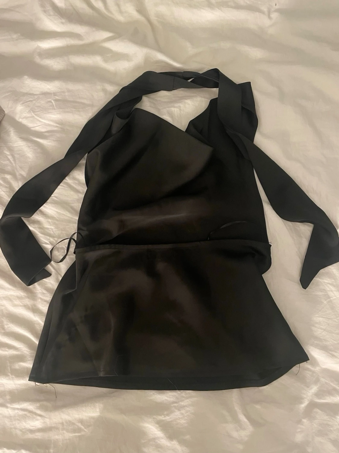 Svart omlottopp i satin - 1