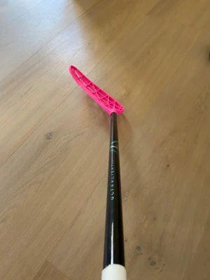 Innebandyklubba oxdog ultralight  - Säljer en innebandyklubba från oxdog. Modellen är ultralight och sitter en väldigt lätt highlight blad. Inga slagmärken eller liknande. 96cm