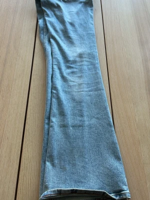 Ljusblå bootcut jeans från Monki - Snygga blå Monki jeans