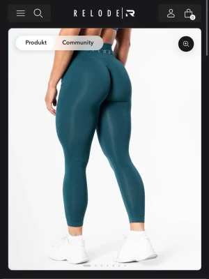 Prime Scrunch Tights - Snygga mörkgröna leggings från Relode med hög midja och figurnära passform. Materialet är stretchigt och passar perfekt för träning eller chill. Diskret logga på linningen och ankellång modell. Matcha med sneakers för en sportig look. Säljes pga används ej, endast testade.