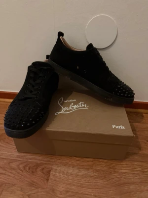 Svarta loubs med spikar  - Tjena!! Jag säljer mina svarta loubs med spikar. Dom är sparsamt använda men vill sälja dom för jag inte använder dom längre. Dome lite skitiga men jag kan tvätta o göra rent innan jag skickar iväg ifall de önskas!! Skriv vid fler frågor eller bilder!! Pris går att diskutera!!