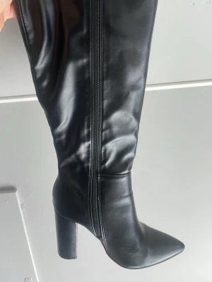 Boots  - Dessa är använda 1 gång tidigare. 10 cm höga 