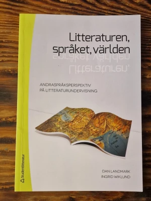 Litteraturen, språket, världen. Andraspråksperspektiv på litteraturundervisningen - Inga funna skavanker. Som ny! ISBN: 978-91-44-06025-5