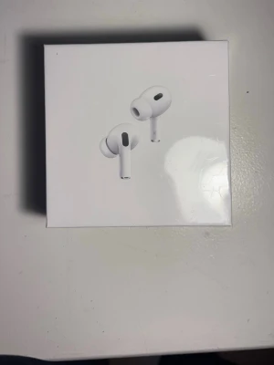 Apple AirPods Pro 2 USB-C - Säljer ett par vita Apple AirPods Pro (2nd generation) med MagSafe-laddningsetui (USB-C). Trådlösa in-ear hörlurar med stilren design och silikonproppar för bra passform. Perfekta för musik, samtal och brusreducering. Levereras i originalförpackning.