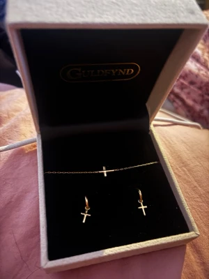 Guldfynd örhängen och armband med kors - Säljer dessa örhängen och armband från guldfynd. Jag fick d i konfirmations persent men d är i guld o jag bär silver så dom kommer nt att komma till användning så jag hoppas att d kan göra d hos nån annan!!💕 Helt nya! Ny pris: 500kr