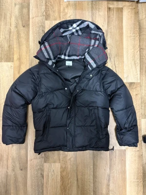 Burberry Jacka - Burberry-jacka till salu,  knappt använd och i perfekt skick. Jag insåg att den inte riktigt matchar min stil, så den får gå vidare. Storlek S men passar även M tack vare att  armarna kan tas bort som gör att den kan bäras som väst också. Skick: 10/10, ser ut som ny.  Intresserad? Skriv för mer info eller bilder.