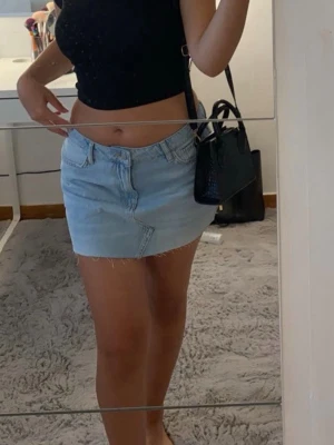 Ljusblå jeanskjol  - Super snygg jeans kjol. Kommer inte till användning. Kjolen säljs inte mer på Nelly🤍