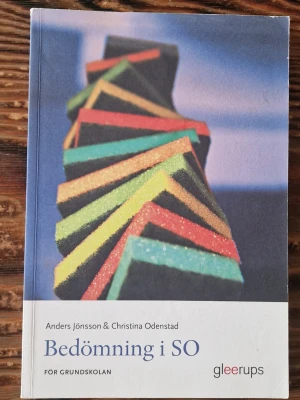 Bedömning i SO för grundskolan - Kursbok i SO för grundskolan skriven av Anders Jönsson och Christina Odenstad. Perfekt för dig som pluggar till lärare eller behöver stöd i bedömning inom samhällsorienterande ämnen.