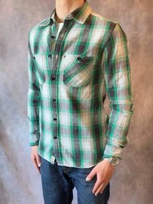 Ralph Lauren Flanell skjorta - Stl S Slim fit - RIKTIGT FET RL FLANELLSKJORTA, perfekt till sommaren som närmar sig! 🏖️🌊 | Mycket bra skick: 9,5/10, utan defekter! | Stl: S |  Modellen är 177cm och väger 74kg,  | Hör av dig vid frågor // Galgen 🫡