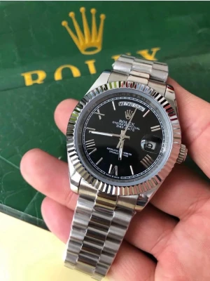 Herrklocka  - Helt ny och oanvända klocka med automatiskt rörelse. Klockan har korrekt vikt och är tillverkad i samma högkvalitiva stål. Tveka inte att höra av er vid frågor eller bilder. Endast klockan ingår i priset. Om ni är intresserade av box eller box tillsammans med certifikat, vänligen kontakta oss så kan vi diskutera ett pris