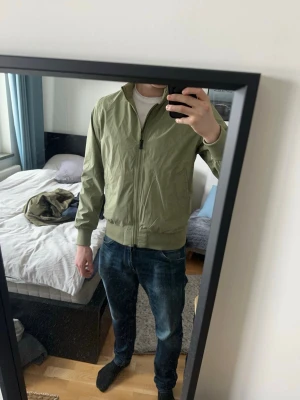 J.lindberg jacka - Helt ny j.lindberg jacka endast testad, lapp är fortfarande kvar, ett riktigt skönt plagg att ha nu till våren🔥