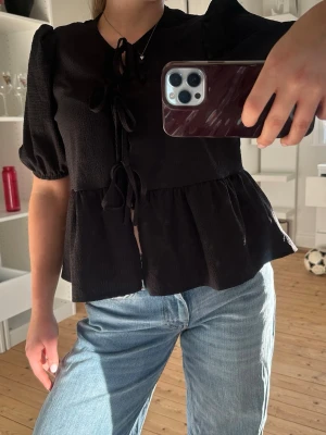 Söt svart blus - Inte kommit till användning, alltså som ny💕