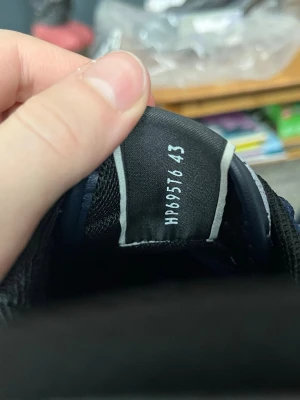 Valentino Garavani sneakers  - Snygga svarta sneakers från Valentino Garavani med guldfärgad logga på innersulan. Tillverkade i Italien med detaljer i textil och läder. Klassisk och stilren design som passar perfekt till streetwear eller en mer dressad look. Kvitto, dustbag, lacing och kort följer med, helt oanvända!