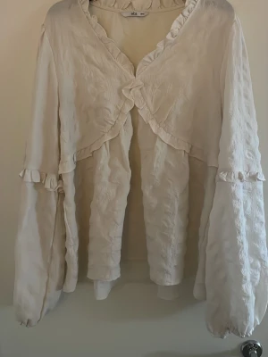 Vit blus  - Vit blus, storlek 38/40 men skulle säga att den passar s-l. Från ellos, använd nån gång 
