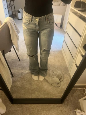 Ljusblå slitna raka jeans - Säljer dessa jättefin ljus blåa jeans med hål i från zara. Använt fåtal gånger då jag köpte fel storlek🥰