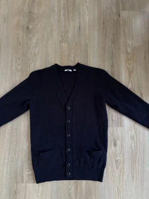 Uniqlo kofta  - Tja, säljer denna feta kofta från Uniqlo i mycket bra skick. Storleken är S men sitter mer som XS och passar perfekt för dig som är 165-170 cm lång! Modellen på bilden är 170, 55kg. Mitt pris är 399, men kan diskuteras vid snabb affär! Mått Längd: 61,5 cm Bred: 42,5 cm. Kontrollera måtten innan ni köper! Hör av er vid frågor🙌