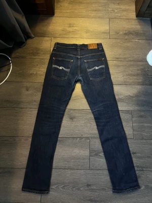 Mörkblå jeans från Nudie Jeans - Tja, säljer ett par snygga mörkblå jeans från Nudie, dem sitter riktigt bra och är i väldigt gott skick, tveka inte på att höra av dig vid funderingar❕❕                                                   //Liam