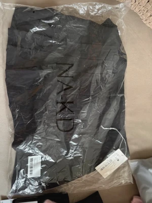 Svart plisserad kjol från NA-KD - Bara testad lappen sitter kvar! I storlek 40 men mot det mindre hållet. Snygg svart kortkjol från NA-KD med plisserad design. 