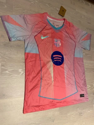 Nike FC Barcelona rosa matchtröja - Säljer en FC Barcelona matchtröja från Nike i rosa och ljusblått med vita detaljer. Storlek är M och måtten finns på dem sista bilderna. Helt ny inga hål eller liknande. Skickar inom 24 Tim 💨😊