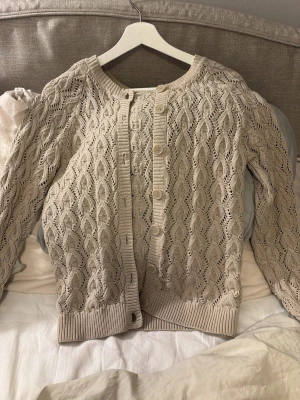 Beige stickad kofta - Super fin kofta från cappuccino. Storlek S, inte så mycket använd
