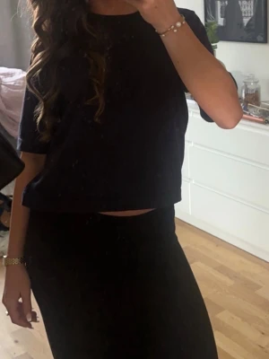 Marinblå stickad T-shirt  - Super fin marinblå stickad T-shirt 