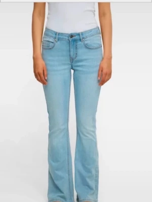 Bikbok low waist - Snygga ljusblå jeans från bikbok med låg midja och utsvängda ben. Modellen heter Low Flare och har klassiska fem fickor, dragkedja och knapp framtill. Perfekta för en trendig och avslappnad look. Ordinarie pris för dessa är 599kr men jag säljer för 150kr använda 1 gång bara. Säljer då jag redan har ett par likadana.