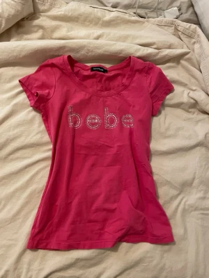 Shirt från Bebe vintage  - Jag är 156 cm lång och midjemåttet är 64 cm 💖 passar mer som S