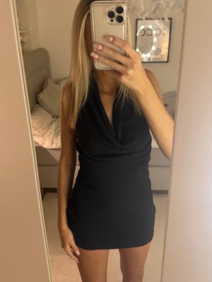 Klänning  - Fin klänning som är öppen i ryggen från H&M i storlek M men passar mig som har storlek S också, aldrig använt.