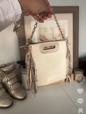 Maje väska - jättefin vit maje väska med fransar 😍 i väldigt använt skick men fortfarande supersöt. pris går att diskutera och har rabatter vid köp av bundles 💓