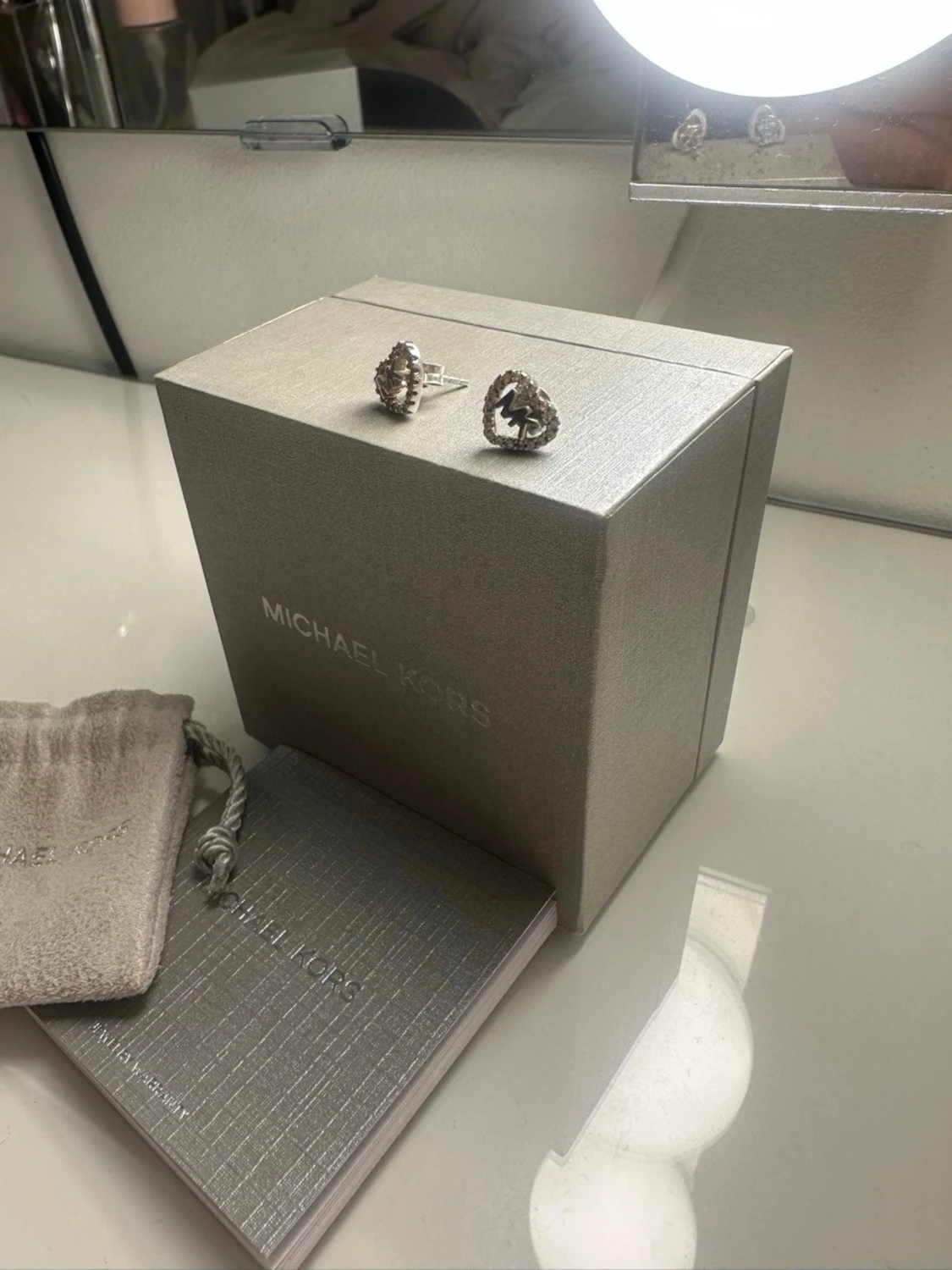 Silverfärgade hjärtörhängen Michael Kors - 2