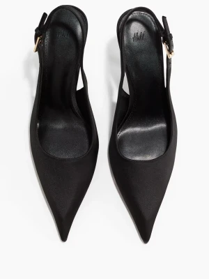 Svarta spetsiga pumps från H&M💖💖 - Stilrena svarta pumps från H&M med spetsig tå och öppen häl. Skorna har en smal rem med guldfärgat spänne runt ankeln och är tillverkade i ett slätt material med satinliknande finish. Perfekta för att lyfta vilken outfit som helst.