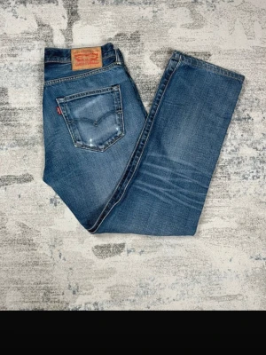 Levis 501 - Säljer mina Levis 501 i storlek w32 l34 från grunden men nedsydda, så nu är dom lite kortare. Mått: Midja-40 cm Totalängd- 95 Lår-29/29,5cm  Innersömn- 19,5 vm
