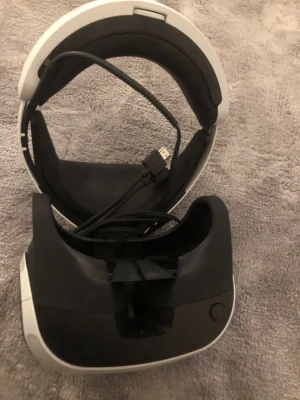 Ps5 vr  - En Vr till playstation 5, bra skick, nästan oanvänd och säljer för 1600 och kommer utan kontroll