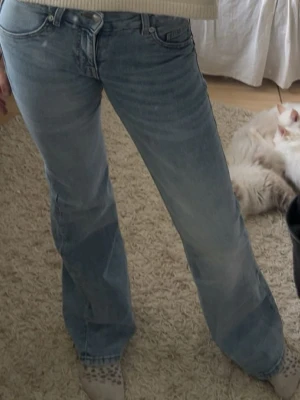 Blå bootcut Lågmidjade jeans - Lågmidjade bootcut/utsvängda jeans från Hm , köptes i somras.bara  Lite andvända sö fint skick! Stl 36/S