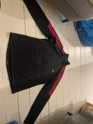 Adidas tröja - Långärmad adidaströja med rosa ränder och dragkedja upptill, storlek L men sitter som M