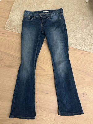 Snygga Blå bootcut lågmidjade jeans  - Säljer mina snygga lågmidjade jeans pga att dem tyvärr är lite korta på mig som är 180. Såå bra passform och knappt använda så i väldigt fint skick! Pris är diskuterbart❣️🙌