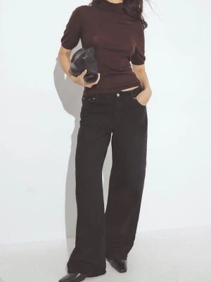 Vida svarta jeans med hög midja - Säljer ett par svarta jeans med medelhög midja och vida ben. Dem är bara använda 1 gång och har därför inget tecken på användning. Väljer att sälja då jag tycker att dem var lite för korta för mig, orginalpris är 599kr, priset kan diskuteras.