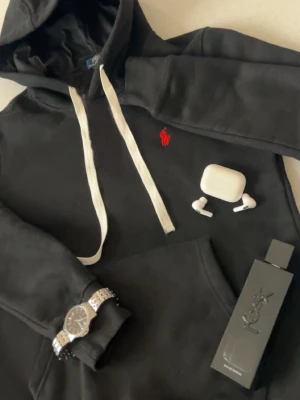 Svart hoodie från Polo Ralph Lauren - |Tja! En otroligt snygg och eftertraktad Polo Ralph Lauren hoodie i en skön färg ! | Skick 10/10 ny skick, Storlek:  S sitter lite litet på mig - 180 75kg  sitter bra på folk som är 172-178 55-73kg 2000krg f | Färg: svart, som på bilden C|| Fraktar spårbart via postnord eller instabox Hör av er för mer information!|