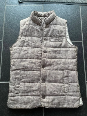 John Henric väst - Säljer nu denna feta John Henric väst. Storlek XS. Aldrig använd. Hör av er vid funderingar!🙌😁