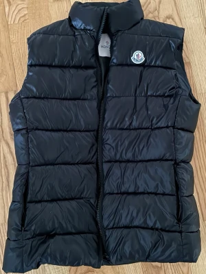 Väst - Tjena säljer denna väst då jag tröttnat på den. Använd mycket för ett tag sen men tar mer plats nu. Vid frågor är det bara skriva. (A) Perfekt väst för våren.