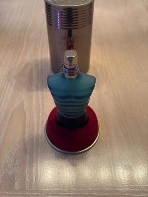 Jean Paul Gaultier Le Male parfym - Säljer min Jean Paul Le Male. Den har cirka 50-40ml kvar av 75ml. Pris kan diskuteras