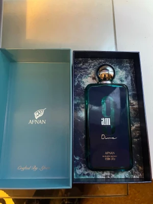 9pm dive - 9 pm dive från afnan 100ml men ungefär 50 mililiter kvar. Köpte den för 449kr på ekohallen. Den luktar riktigt fräscht och är en riktigt god och nice parfym. Den kan användas för både tjejer och killar men i min åsikt luktar den lite maskulint. Boxen är jätte snygg med cool design på insidan och den följer med i köpet.