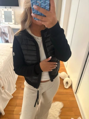 Moncler jacka  - Storlek 2 som jag tror motsvarar ungefär xs-s, vet ej om den e äkta då den e köpt här 